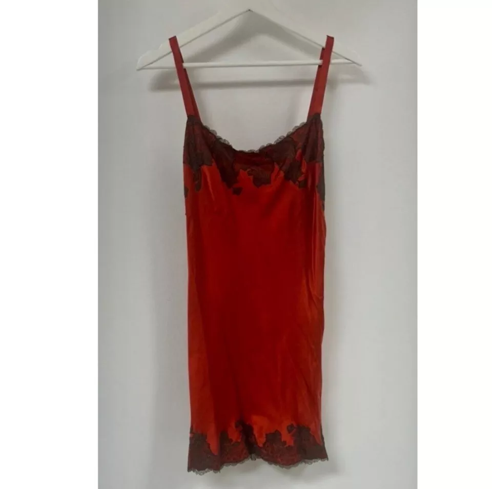 Química de seda Josie Natori Lolita en ámbar quemado. Nuevo con etiquetas. Talla XS. Venta al por menor - $400 Foto 2 de 4