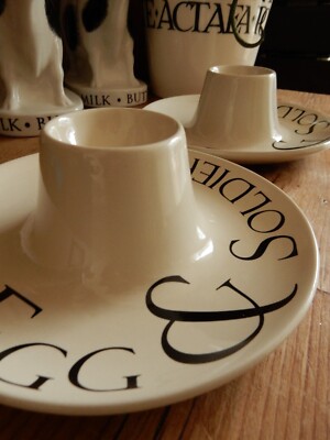 Paar Eierbecher Teller 7'' Keramik nur Becher dekorativ Vintage gekocht Toast sehr guter Zustand