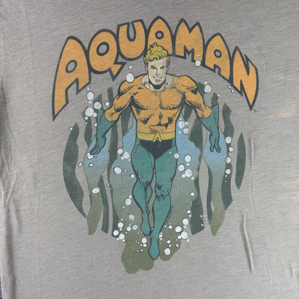 Camiseta Etiqueta Comida Chatarra Aquaman De Colección Para Hombre Talla Pequeña Hecha en EE. UU. Gráfico Tostado Foto 3 de 4