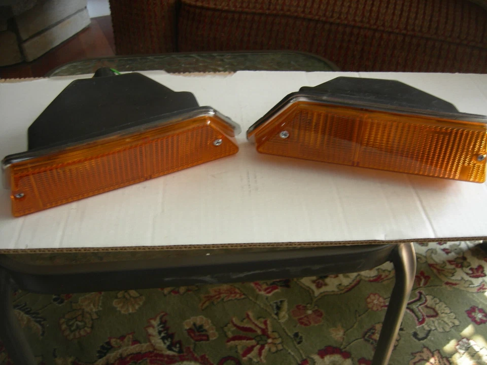 PAR DE LÂMPADAS FRONTAIS/PISCANTES TRIUMPH TR6 ÂMBAR DIREITA E ESQUERDA - Imagem 2 de 4