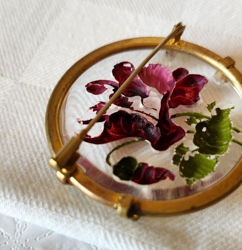 Broche Floral Antiguo Intaglio Lucite Tallado Pintado al Reverso con Marco de Latón - Imagen 6 de 7