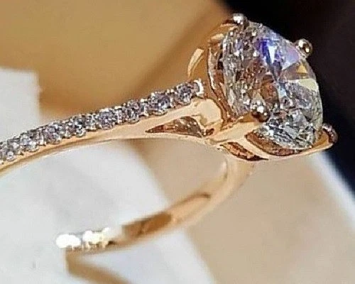 Anillo de boda de compromiso redondo de diamantes creados en laboratorio de 2 quilates con acabado de oro rosa de 14 quilates Foto 4 de 4