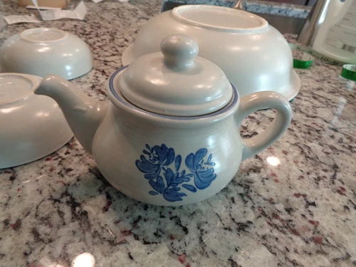 Vintage 70's Pfaltzgraff Yorktowne Tea Pot #555Y