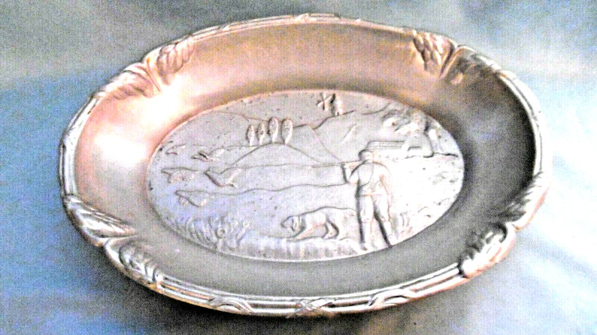 Ancien Plat En Aluminium – Thème Chasse : Chien Et Bécasse – Paysage – 34,5 Cm