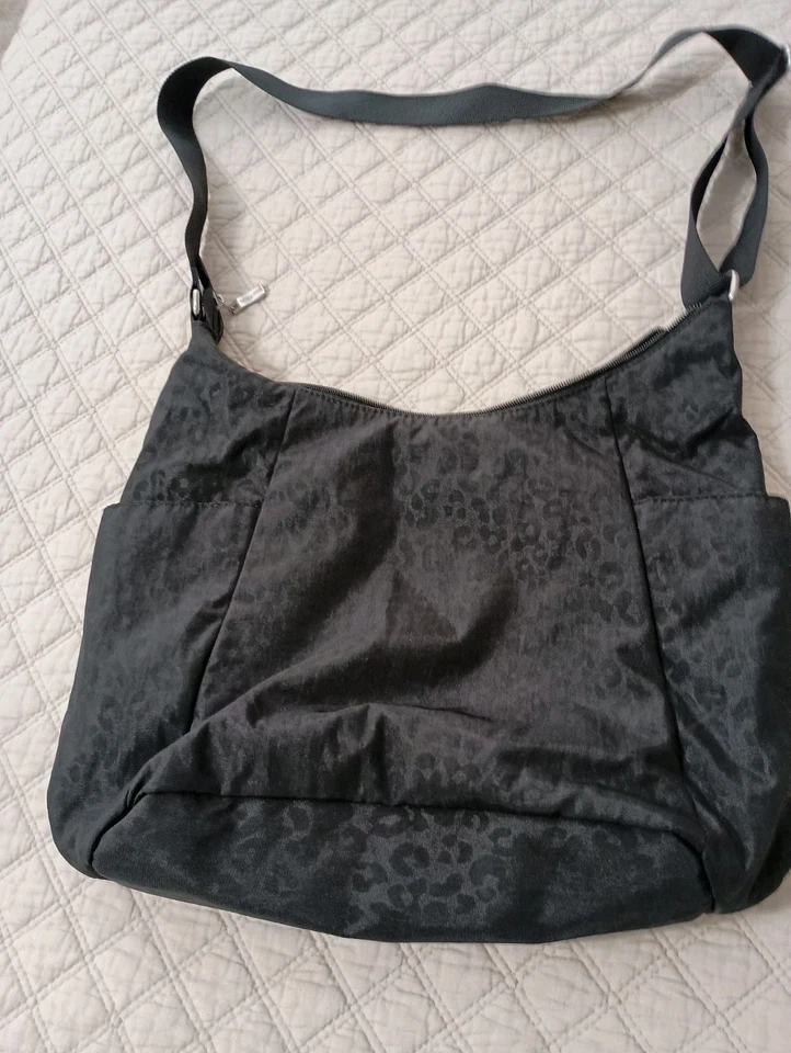 bolsa de viagem baggallini ombro/transversal preta estampa de zebra náilon média - Imagem 3 de 4