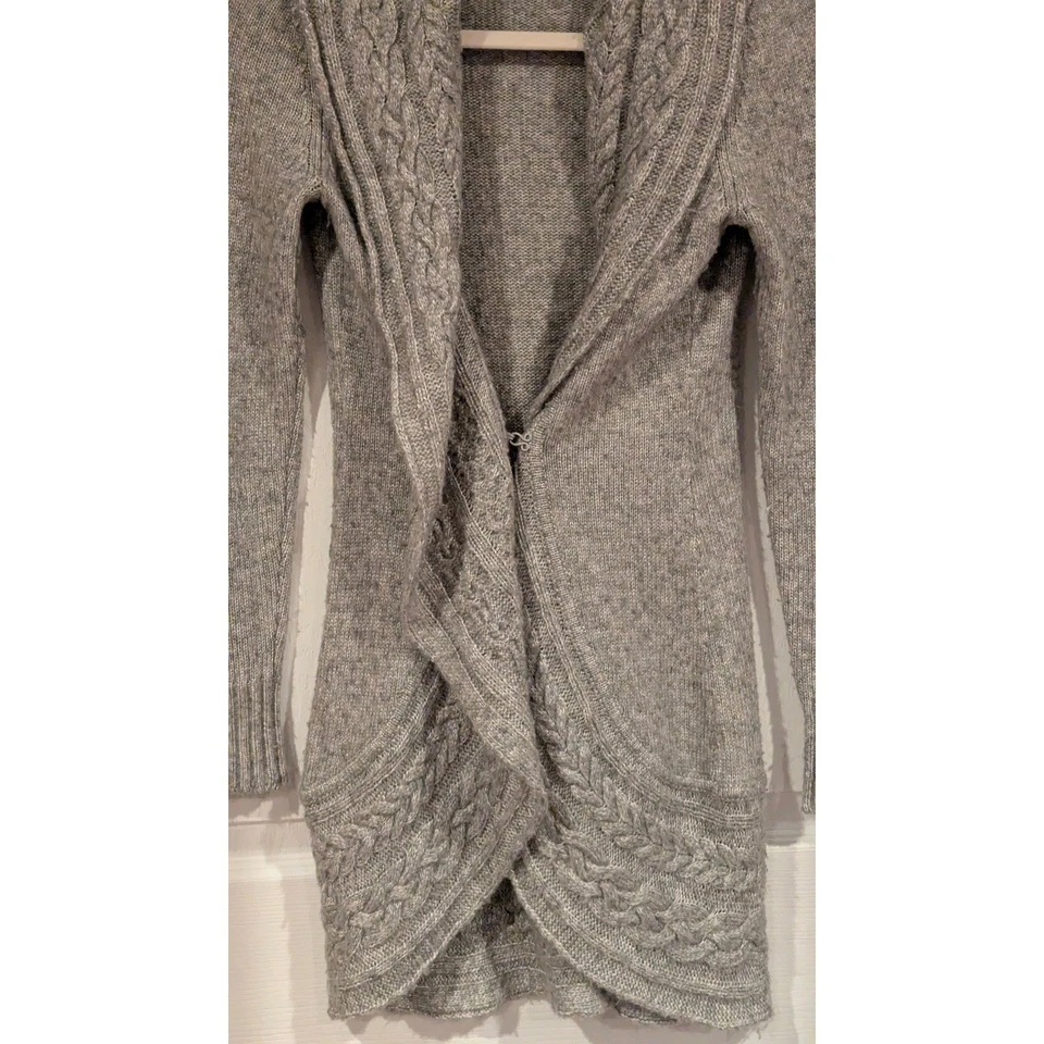 Cárdigan Suéter Mantón Drapeado Gris Mercado Negro Casa Blanca Talla S Foto 2 de 4