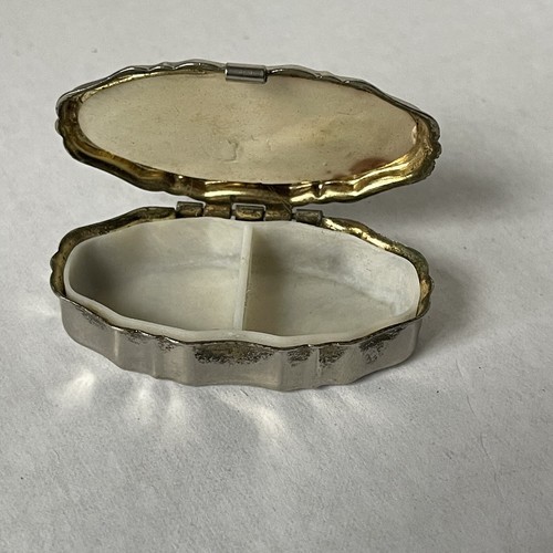 Caja de píldoras de colección miniatura de 2 1/4". Coqueta escena romántica victoriana de cortejo - Imagen 8 de 19