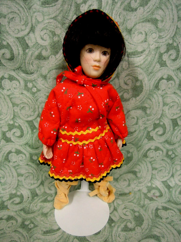 Hd-681 Danbury Mint "NONI"  representing Canada, 'Dolls of the World' collection