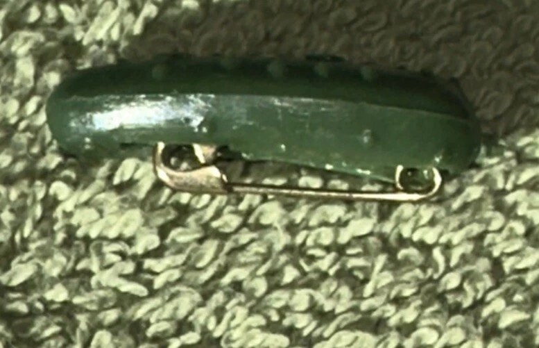 H.J. Heinz Company Pittsburgh Pennsylvania USA Vintage Small Pickle Lapel Pin - Image 2 of 4