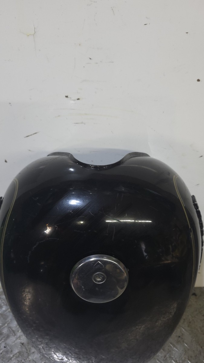 1980's SUZUKI GS 550 OEM FUEL TANK GAS TANK ASSEMBLY HAS WEAR/RUST