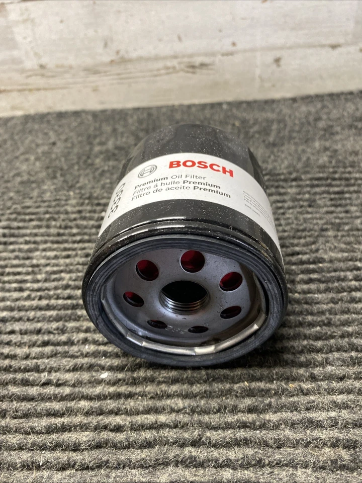 Un nuevo filtro de aceite de motor Bosch 3330 Foto 3 de 4