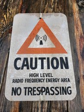 Emerytowany OSTROŻNOŚĆ Wysoki poziom częstotliwości radiowej BEZ ZNAKU WTARGNIĘCIA 18 "x12"