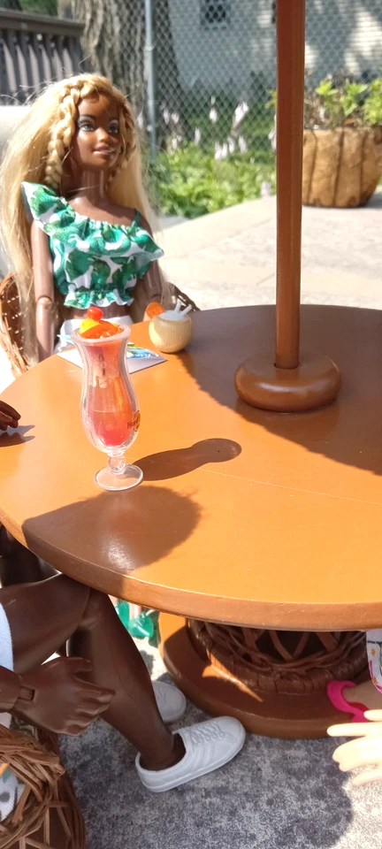 Juego de patio Tiki escala 1:6 único en su clase, piscina, comedor, muebles de exterior para muñecas de moda Foto 3 de 4