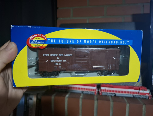 Coche de carga Athearn Fort Dodge, Des Moines y Southern 40' puerta superior - FDDM #70363 | Condition: Used