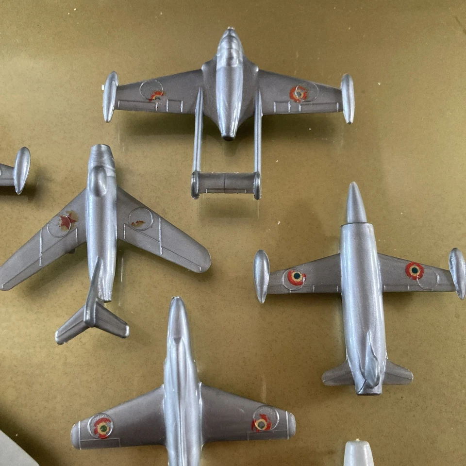 Lotto Di 8 Aerei In Plastica Vintage Anni 60, Quasi Tutti Con Decalcomania - Immagine 2 di 4