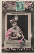 CP FEMME ELEGANTE A TRAVERS BOITE A LETTRES ROSES FLEURS - 53867