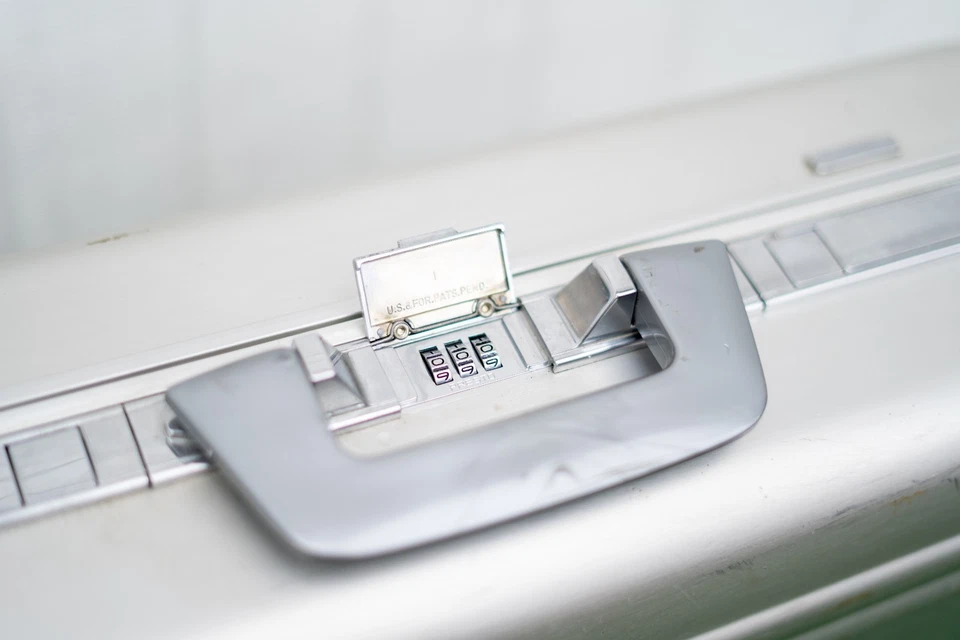 Maletín de aluminio grado aeronáutico Zero Halliburton bloqueo de combinación comprobado 24" Foto 3 de 4