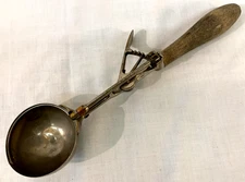 Antique Vintage GILCHRIST'S No. 31 ICE CREAM SCOOP 2.5 " Size 12 Oak Handle 11”