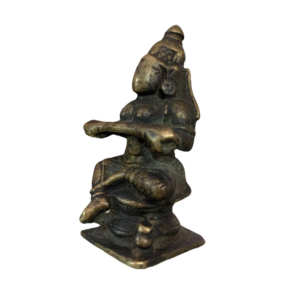 Estatua tribal de la diosa Annapurna antigua o antigua de latón macizo de principios del siglo XVIII. Foto 3 de 4