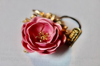 Trifari Brosche rosa emailliert Vintage USA signiert Originaletikett