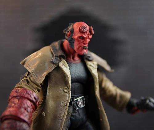 Hellboy The Golden Army Action Figure Mezco 18cm Trench Sigaro Idea Regalo - Imagen 9 de 24