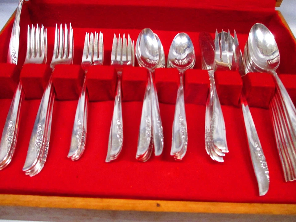 1881 Rogers Oneida LILAC TIME cubiertos plateados -61 piezas con juego de cofre de madera Foto 2 de 4