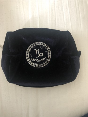 URBAN OUTFITTERS Sternzeichen Blau Samt Beutel Steinbock Brandneu