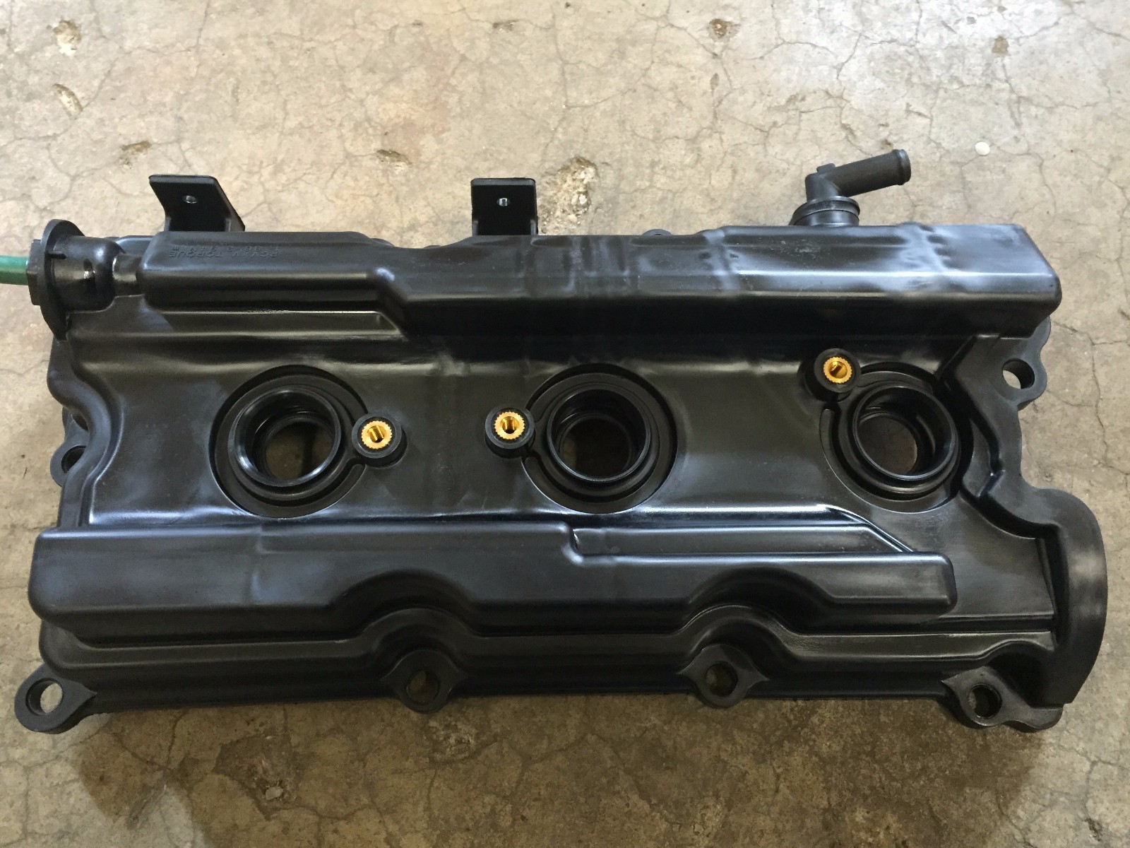 NEW OEM NISSAN FRONTIER XTERRA PATHFINDER VALVE COVERS AND GASKETS (SET