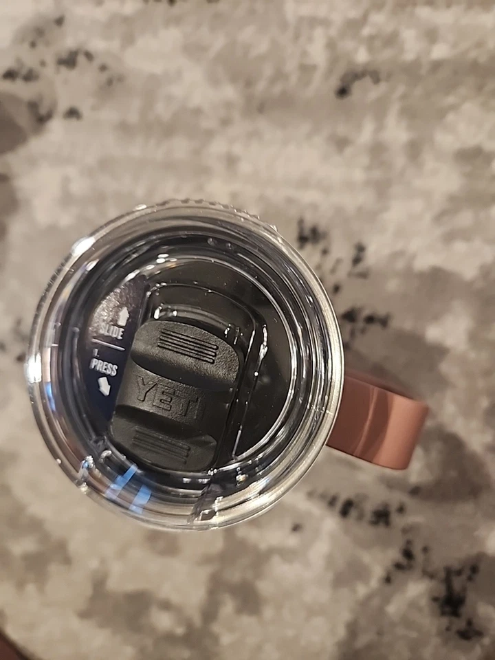 Caneca de viagem Yeti Rambler 20 oz isolada aço inoxidável com tampa forte arenito rosa - Imagem 3 de 4