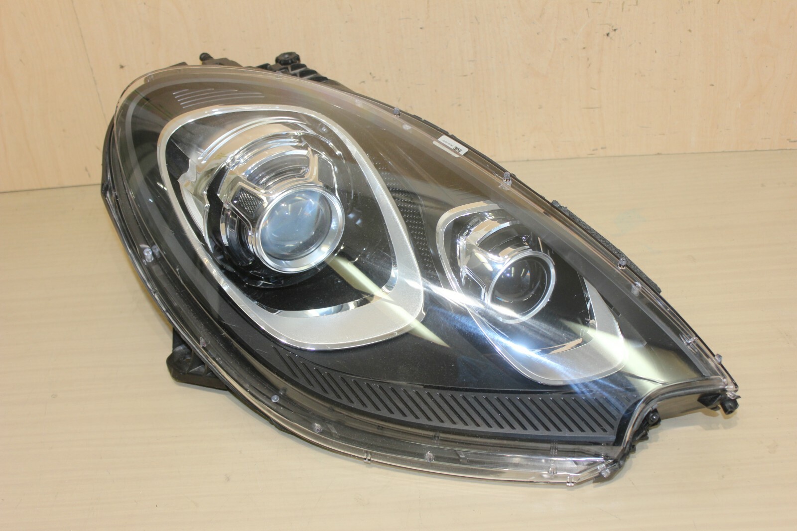 2015-2018 Porsche Macan Right RH Passenger Xenon HID Headlight OEM 
