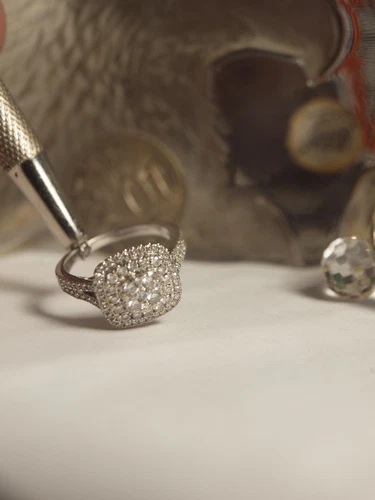 MHJ 14K WHITE GOLD LADIES NATURAL DIAMOND CLUSTER RING - TDW : 0.75 CARAT - Picture 11 of 12