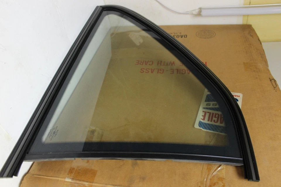 Janela traseira 1/4 quarto destro fabricante de equipamento original 100738280 10092498 1987-93 Chevrolet Beretta (GM - Imagem 2 de 4