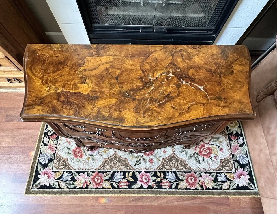 Cómoda italiana Luis XV tallada en nogal o cómoda Bombay Foto 4 de 4