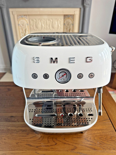 Smeg EGF03WHUK 50er Jahre Stil Espressomaschine mit Mahlwerk & 20 Bar Pumpe