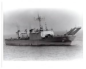 1980 US Navy Tank Landing Ship LST-1190 USS Boulder 8x10 Original News Photo