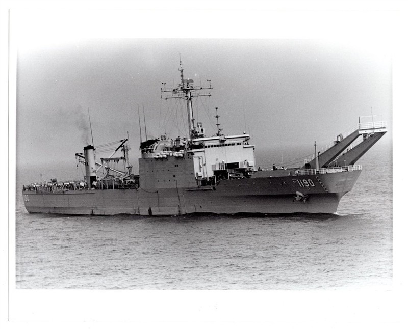 1980 US Navy Tank Landing Ship LST-1190 USS Boulder 8x10 Original News Photo