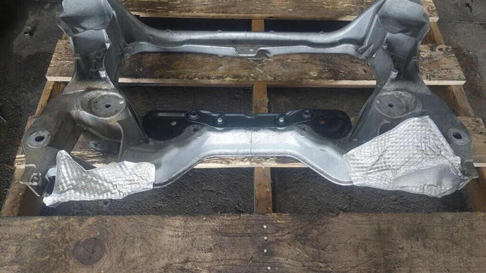 2001-2005 Mercedes Benz C320 RWD Front Crossmember Subframe Cradle K Member Foto 2 de 3