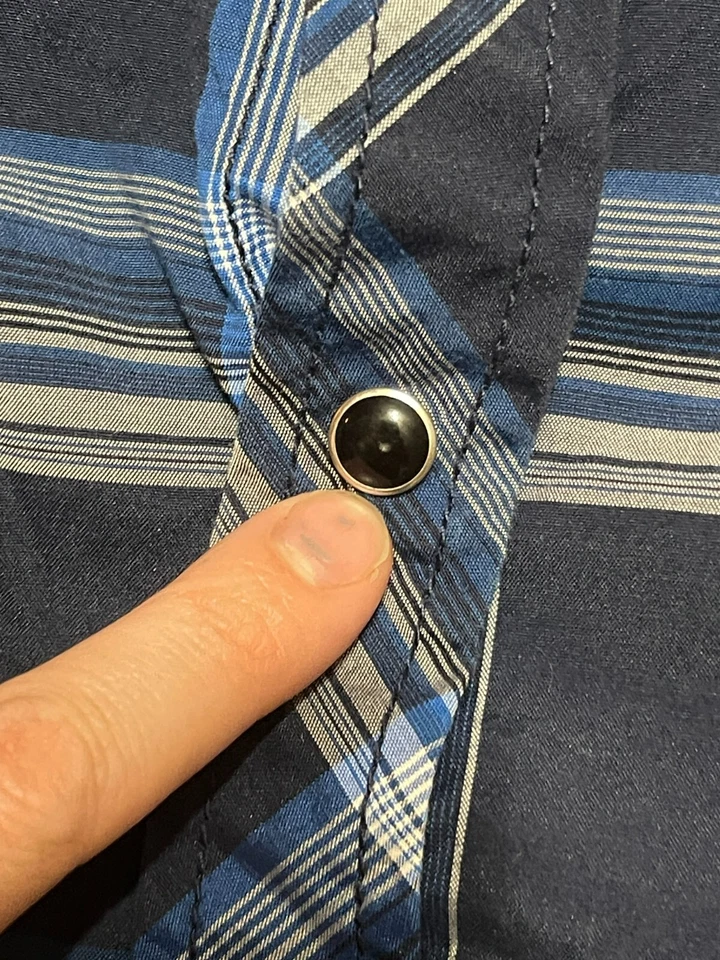 Camisa Helix, para niño talla mediana, azul, a cuadros, abotonada, manga corta, bolsillos Foto 3 de 4