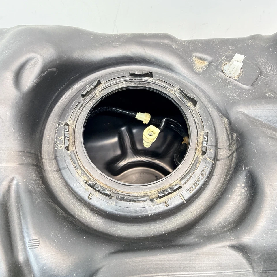 Chevrolet Malibu 2019-2025 tracción delantera tanque de depósito de combustible de gasolina con escudo térmico OEM Foto 2 de 4