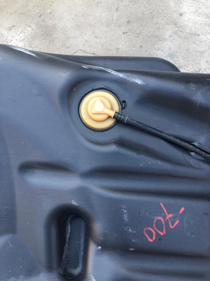 2010 CHRYSLER 300 Gas Tank Assembly 163,003K Miles 2.2 Liters 4 Cylinder - Image 4 of 4