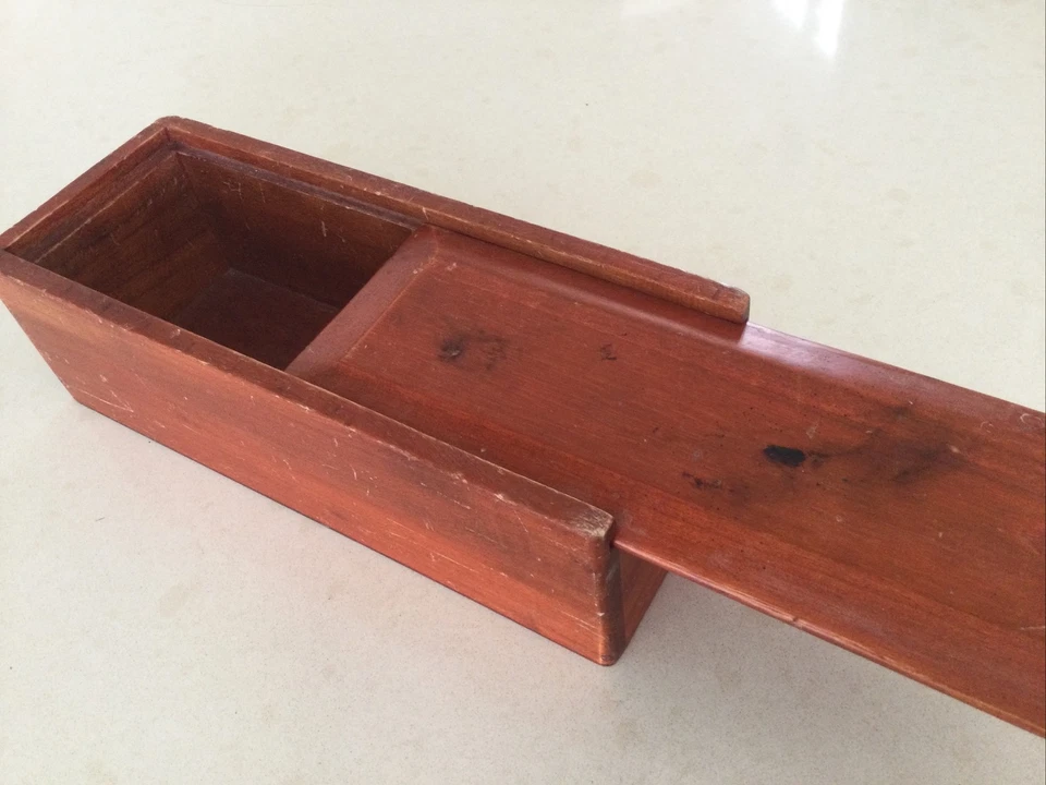 Caja de lápices grande de madera. Parte superior deslizante para abrir. Foto 2 de 4