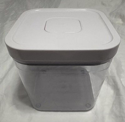 OXO Airtight Good Grips POP 2.6 Qt / 2.4 L Food Storage Container Square