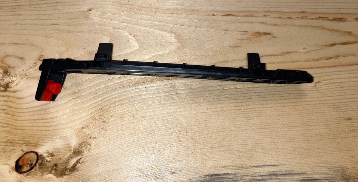 Vauxhall Astra Front Bumper Left Passenger Bracket GM 13264598  