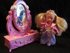 Puppe Hasbro ZAUBERSPIEGEL Möbel Kommode Tisch Prinzessin Ballkleid Simba Shelly