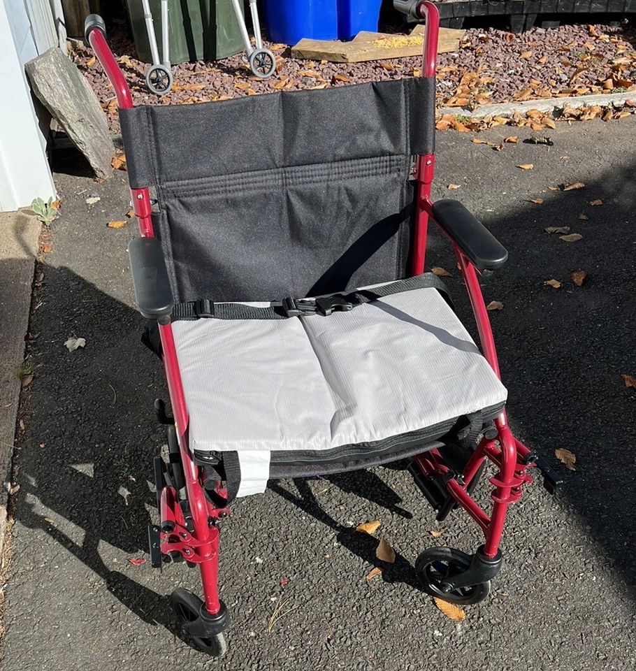 Silla de ruedas Walgreens Transport plegable roja 300 libras máx. Foto 4 de 4