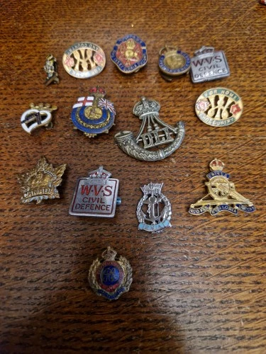 Collection Of WW1 / 2 Sweetheart Brooches And Cap Badges DLI Artillery Canada