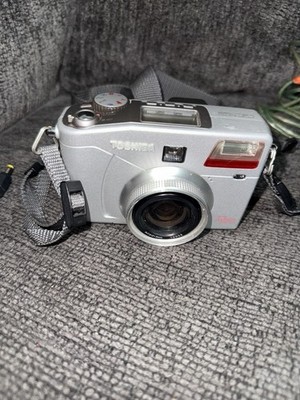 Toshiba PDR-M70 3.3Mega Digital Camera Bundle Optical Zoom WORK