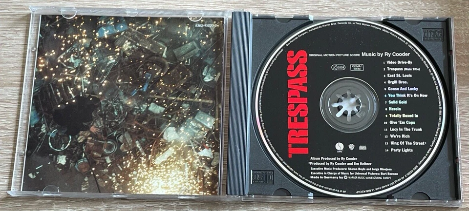 TRESPASS - Original Motion Picture Score - RY COODER /Sire-Warner 1993 9362-4522 - Bild 2 von 3