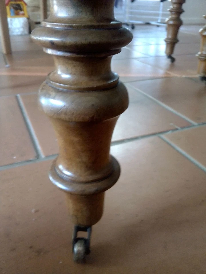 Table Louis Philippe en noyer - Photo 2/4