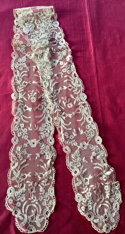 Dentelle ancienne, Barbes de Coiffe en fine dentelle, époque XIXe - Photo 3/4